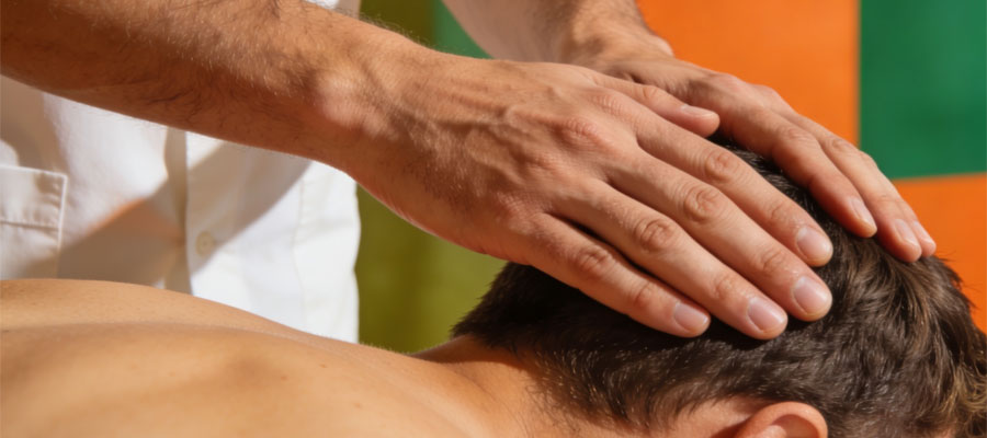 Osteopathische Kopfbehandlung (Bild: Freepik AI / Magnific)